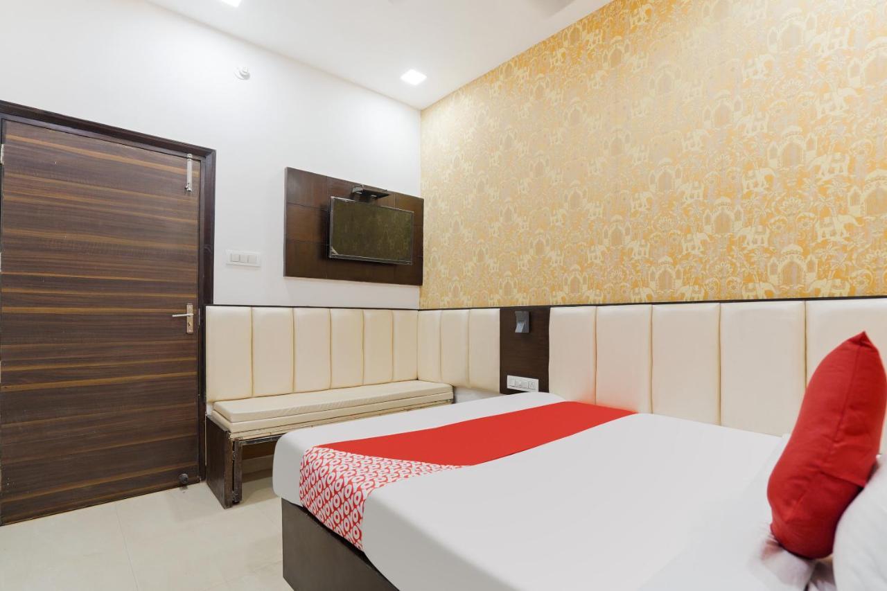Готель Oyo 48489 Adarsh Plaza Сахаранпур Екстер'єр фото